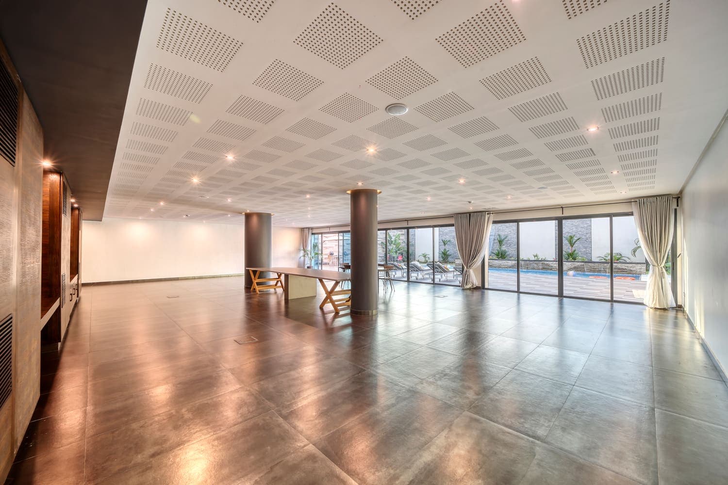 La salle configurée en réunion