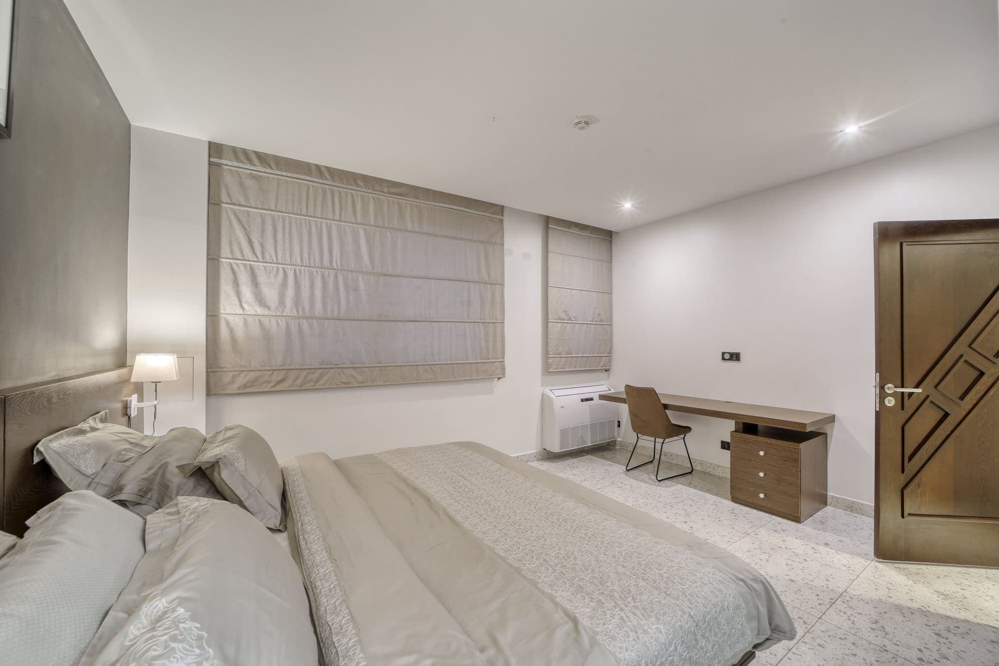 Chambre principale avec bureau