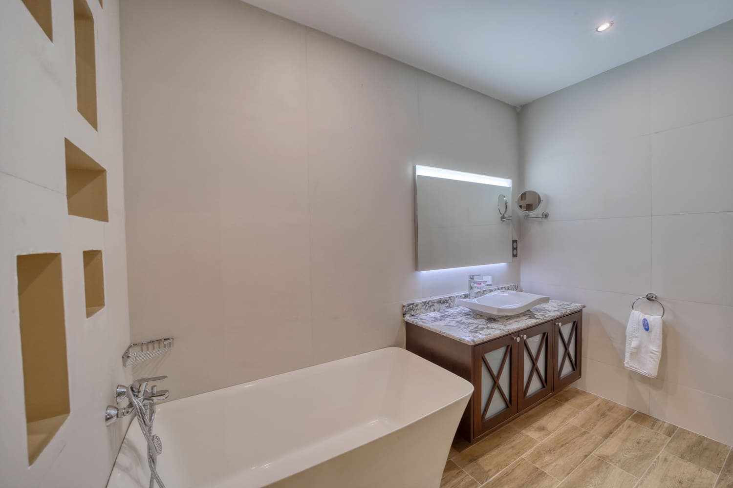 Salle de bains et baignoire d'angle