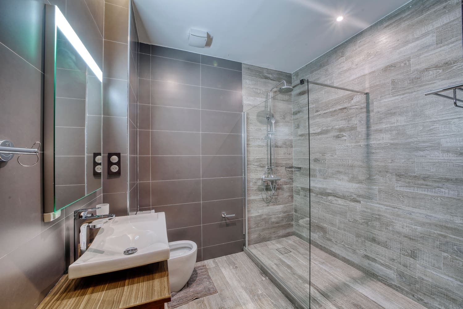 Douche à l'italienne et baignoire