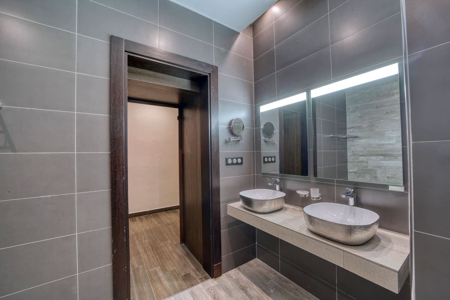 Salle de bains en marbre à double vasque