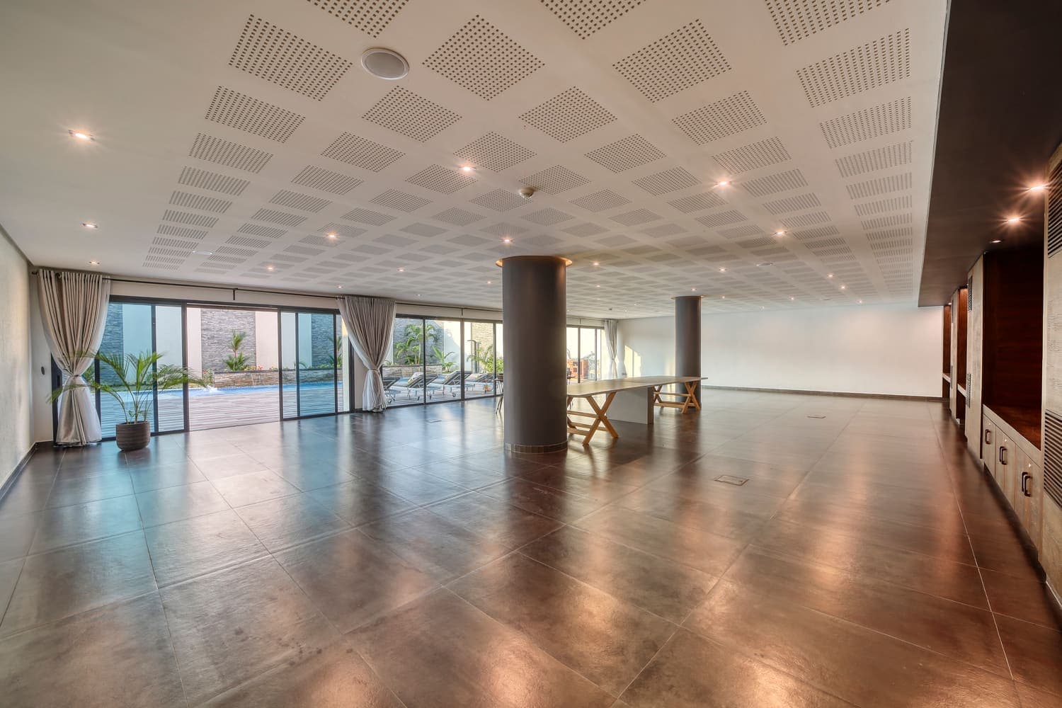 Le plateau de la salle de conférence